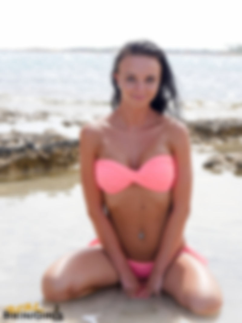 Diana E – 28yo – Pink Bikini