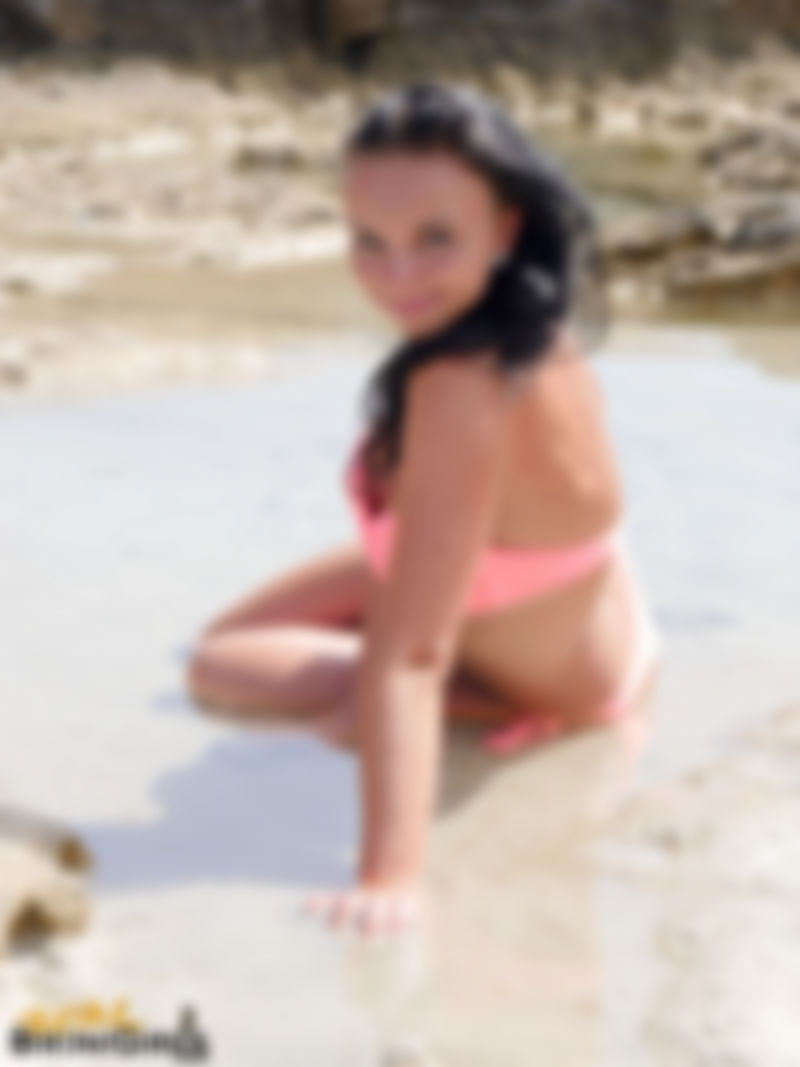 Diana E – 28yo – Pink Bikini