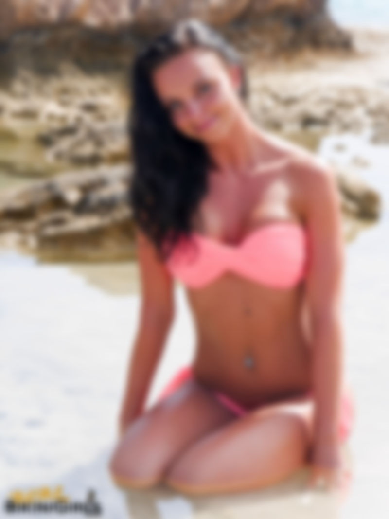 Diana E – 28yo – Pink Bikini