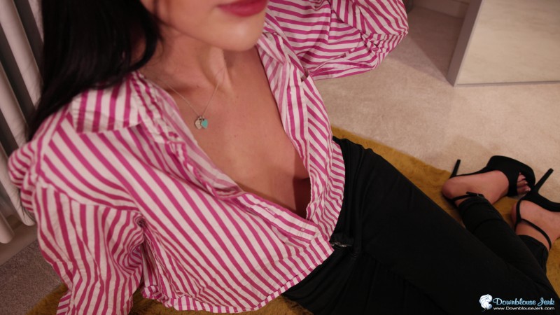 BRALESS GIRLFRIEND