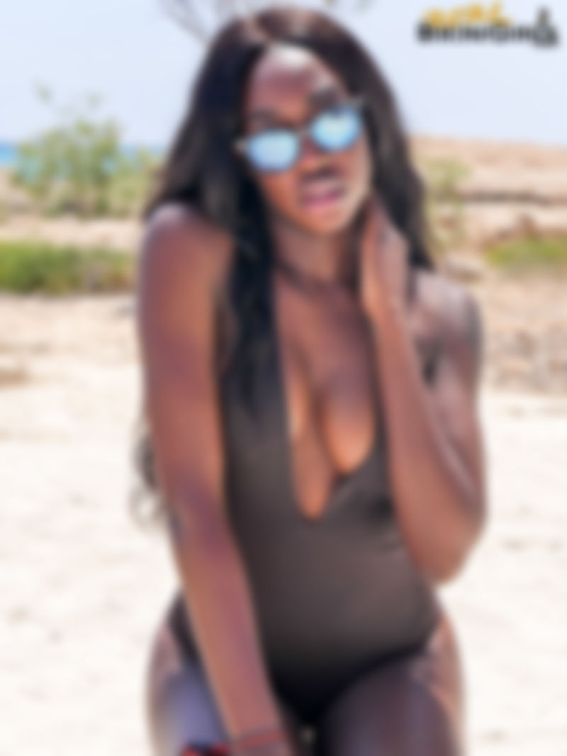 Amanda G - 22yo - Onepiece