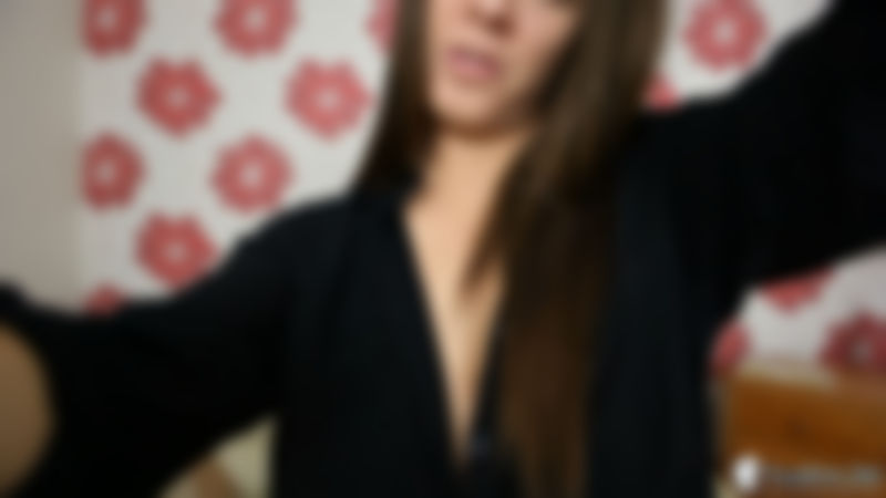 Isabella "Cut To The Cleavage"