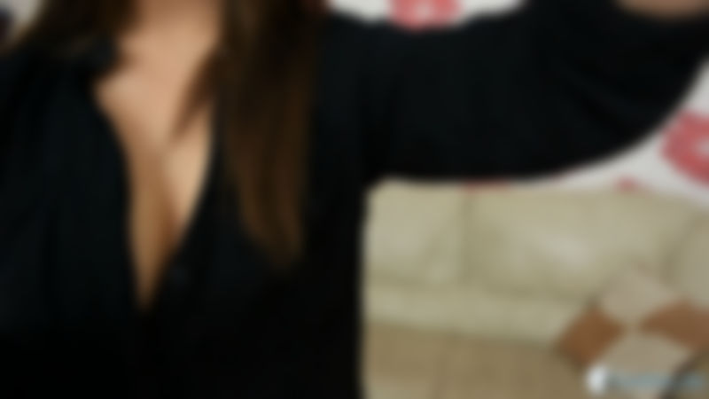 Isabella "Cut To The Cleavage"