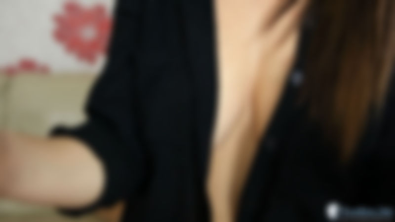 Isabella "Cut To The Cleavage"