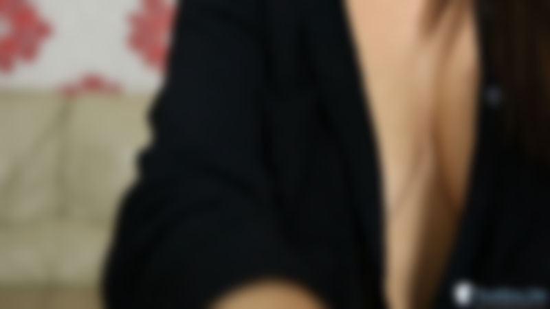 Isabella "Cut To The Cleavage"