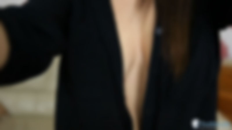 Isabella "Cut To The Cleavage"