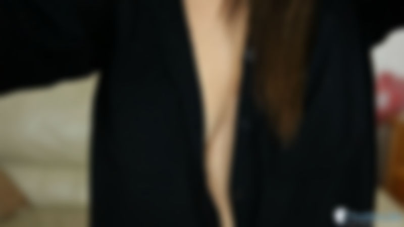 Isabella "Cut To The Cleavage"