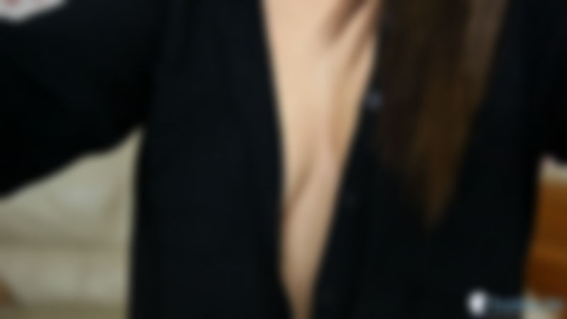 Isabella "Cut To The Cleavage"