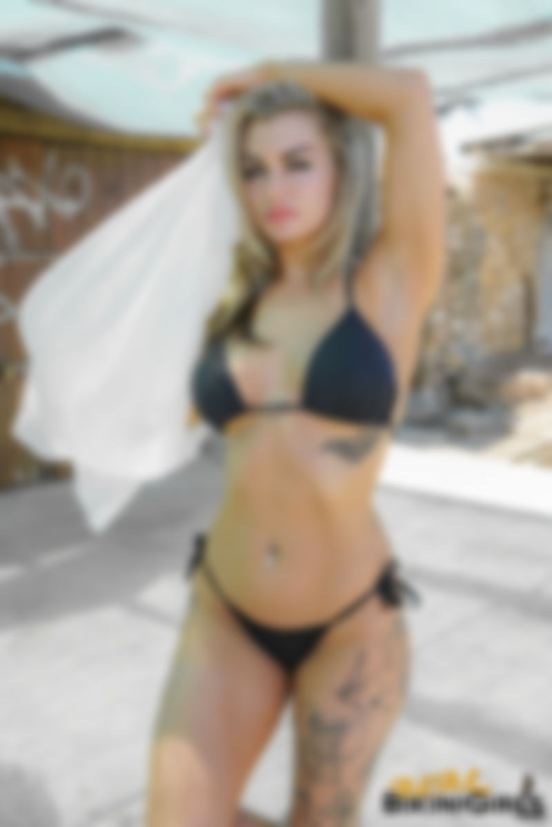 Lauren B – 25yo – Busty Blonde Tattoos