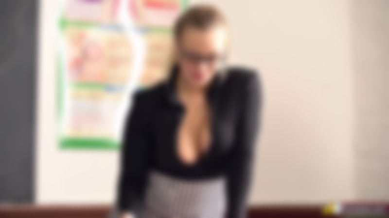Beth "Distracting Downblouse"