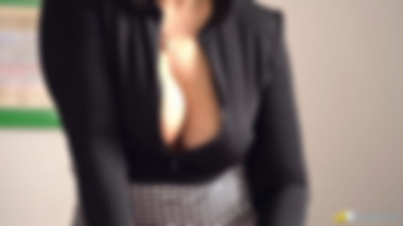 Beth "Distracting Downblouse"