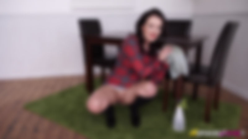 Faye "Pantyless Housework"