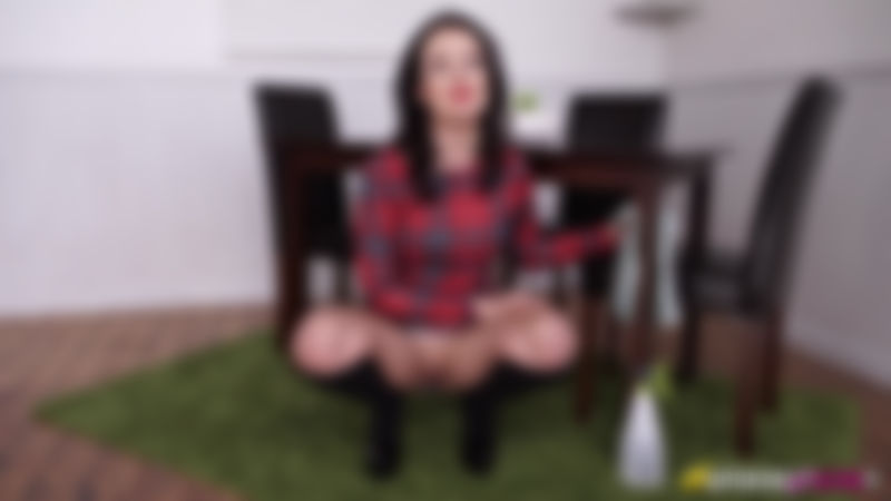 Faye "Pantyless Housework"