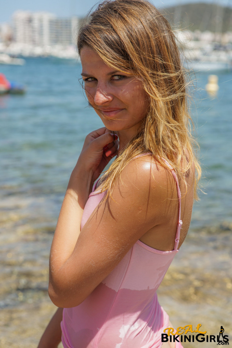 Kamila W - 19yo - Wet T-Shirt