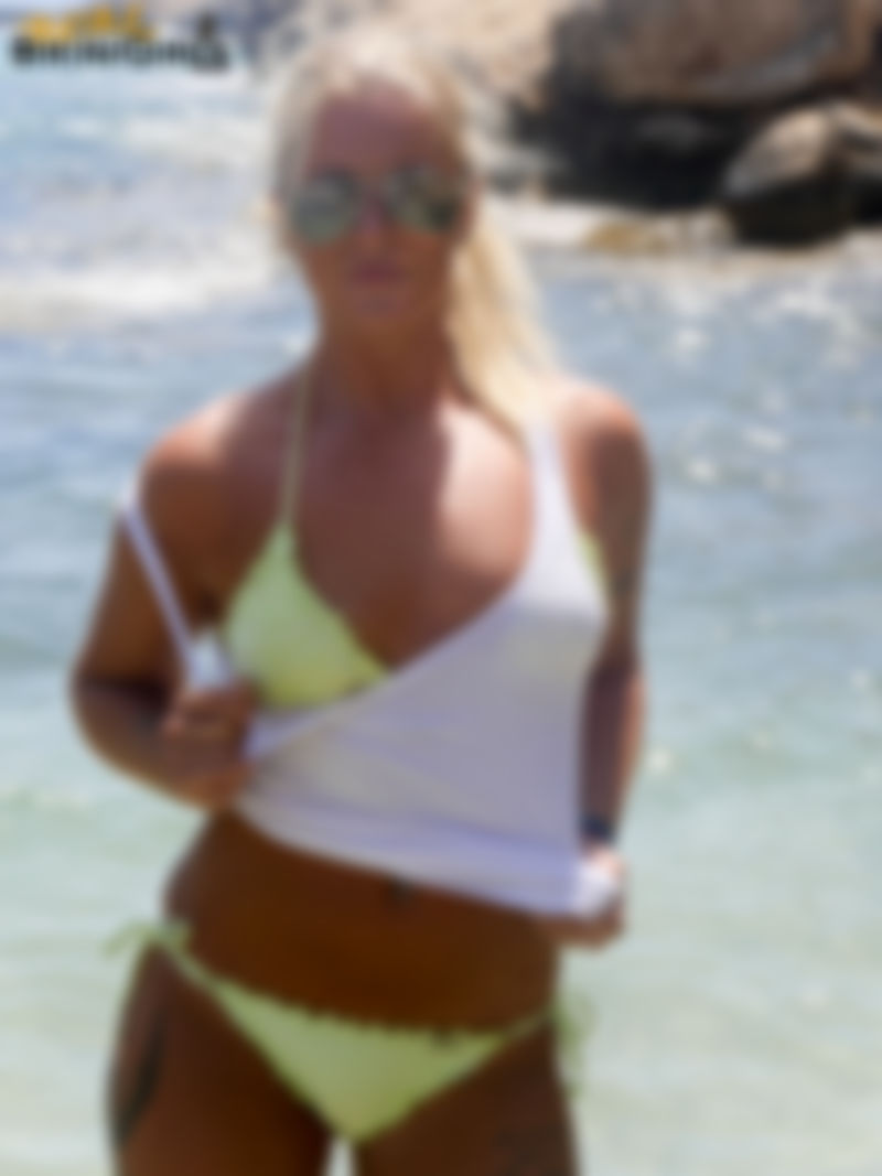 Louisa G – 22yo – In The Sea