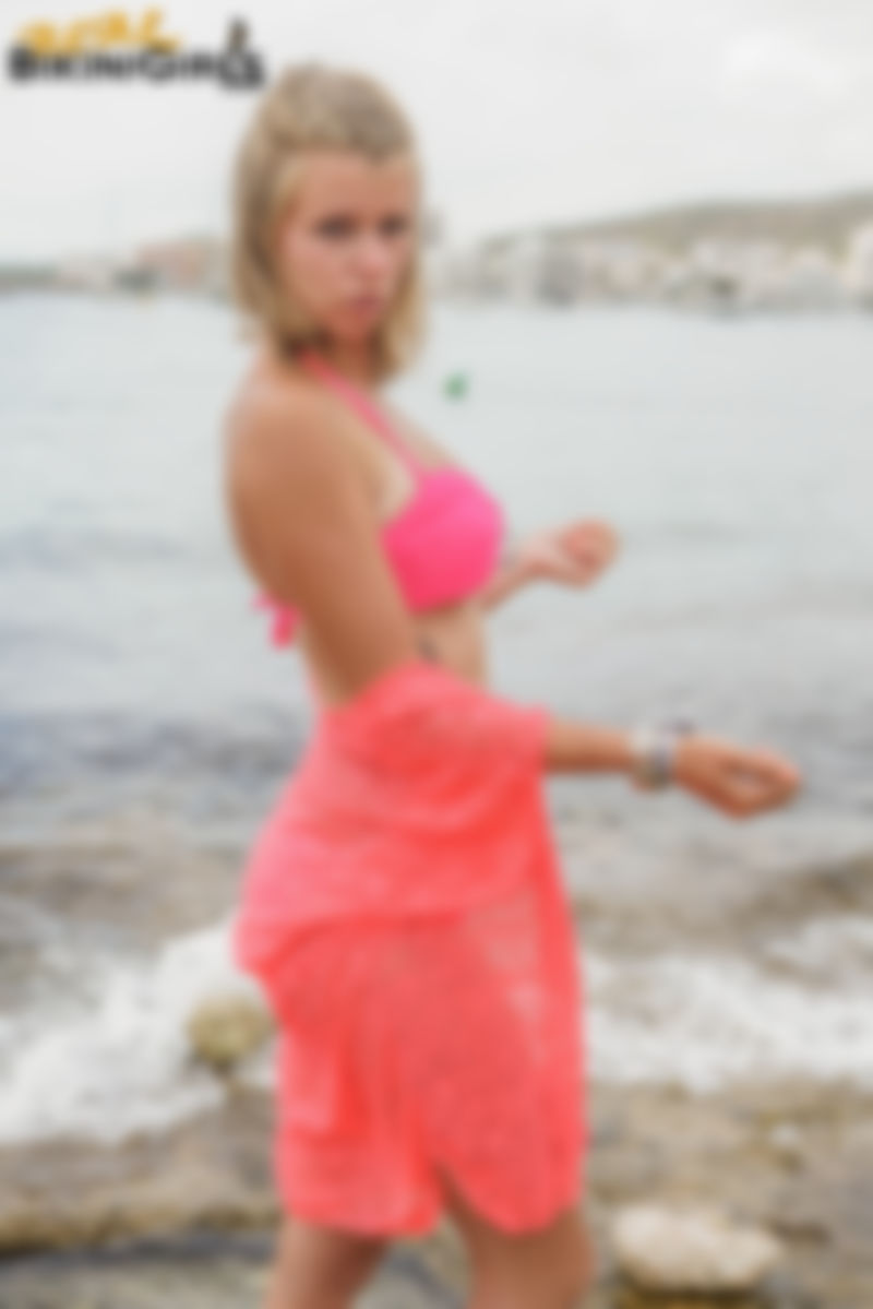 Fauve D – 23yo – Shawl Topless