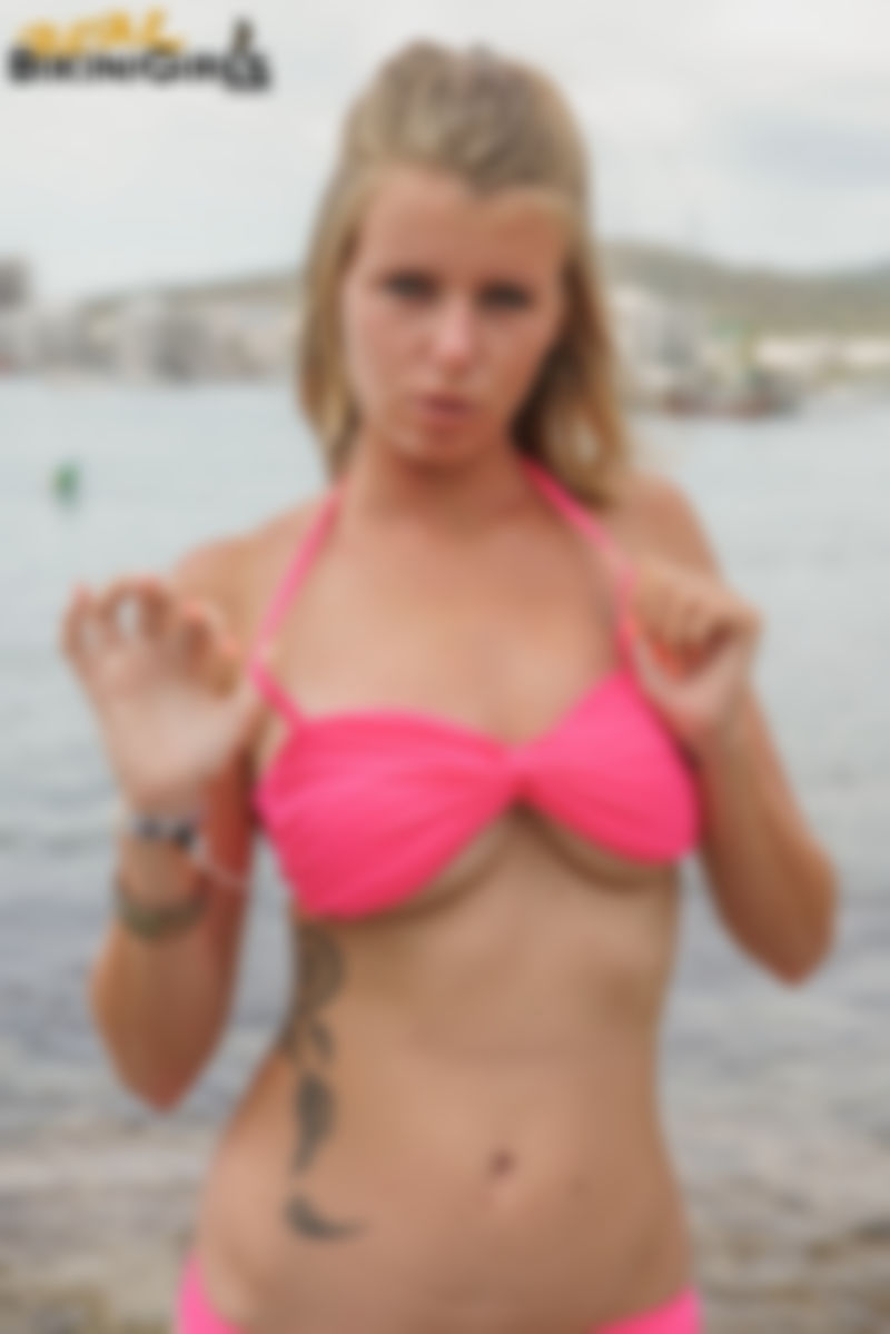 Fauve D – 23yo – Shawl Topless