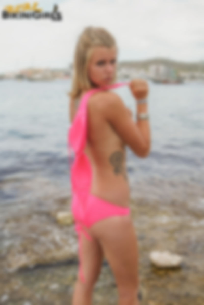 Fauve D – 23yo – Shawl Topless