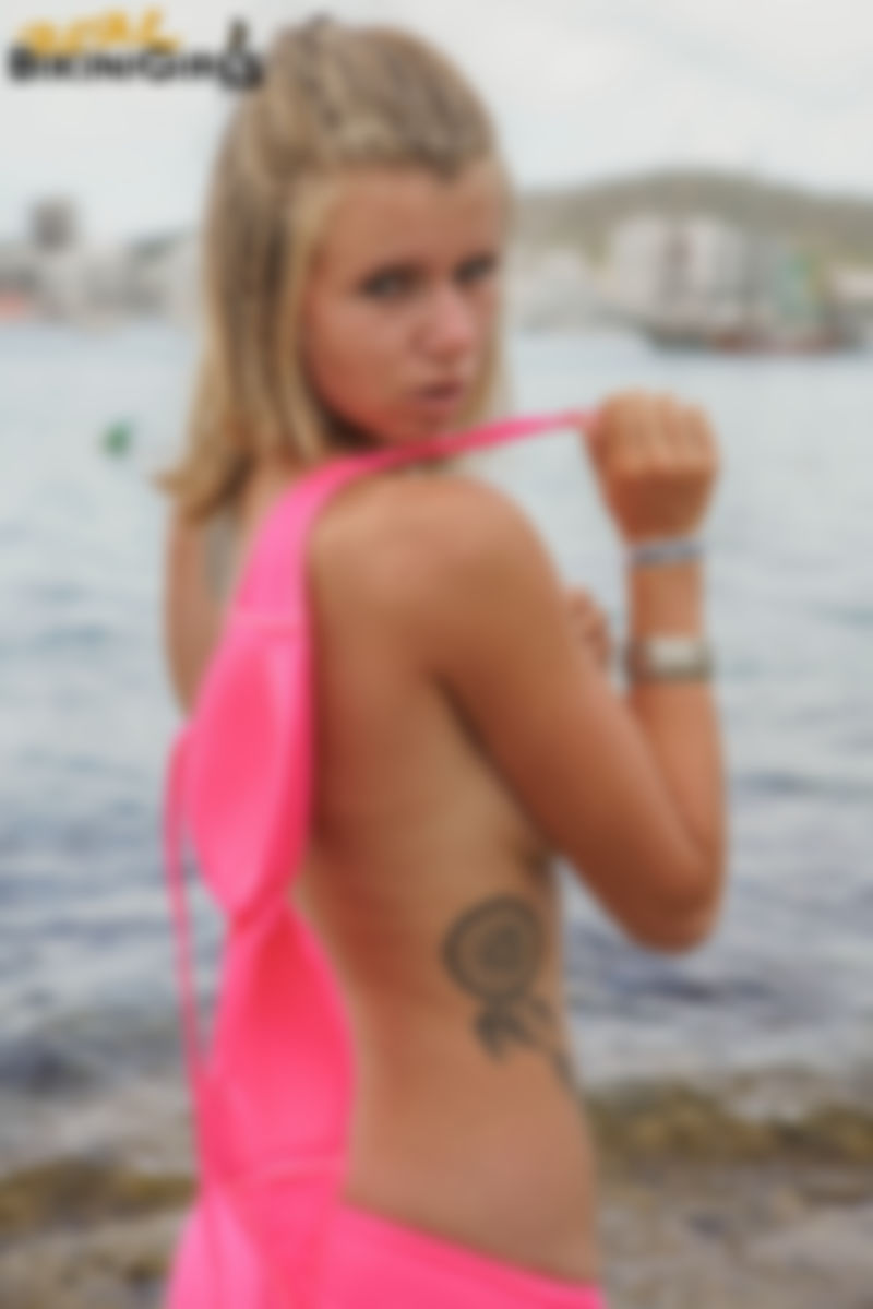 Fauve D – 23yo – Shawl Topless