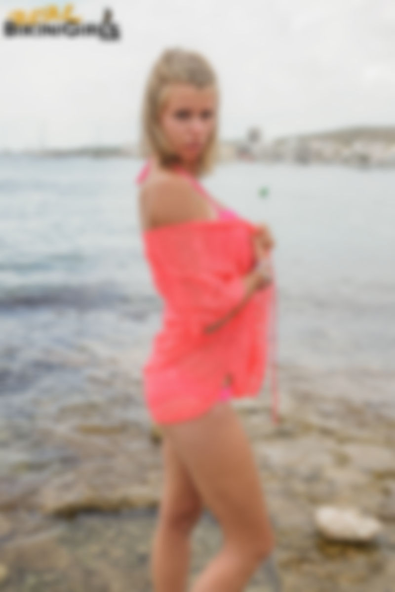 Fauve D – 23yo – Shawl Topless