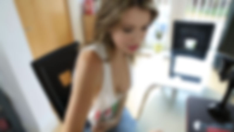 Hannah Z "Busty Bidder"