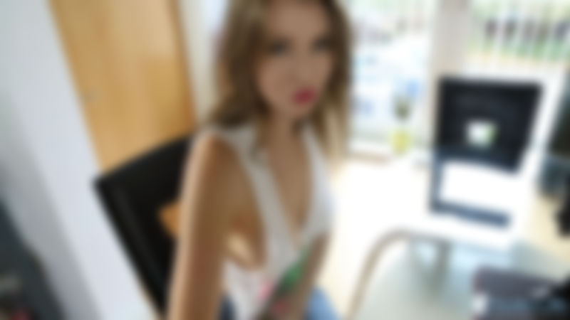 Hannah Z "Busty Bidder"